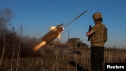 Украински войник пред ракетна установка, от която се стреля по руски войски близо до Покровск.