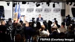 Liderul PAS, Ighor Grosu, vorbindu-le jurnaliștilor la sediul de campanie, în seara de 28 septembrie 