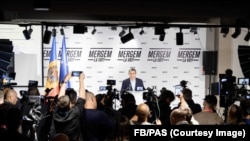 "Әрекет және ынтымақ" (PAS) партиясы жетекшісі Игорь Гросу парламент сайлауына дауыс беру аяқталғаннан кейін баспасөз мәслихатын өткізіп тұр. Молдова, 28 қыркүйек, 2025 жыл.