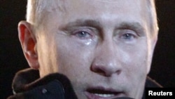 Оьрсийчоь -- Путин Владимиран бIаьргех хиш девлла, Манежан майданахь шен агIончашка вистхуьлуш, Москох, 04Заз2012