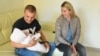 Артем және Ирина Грековтар кішкентай қыздары Валериямен бірге.