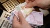 С мая прошлого года турецкая лира подешевела к доллару на 21%, бразильский реал и южноафриканский ранд - на 18%. 