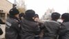 Полицейлер белсенді Дулат Ағаділді (ортада) күштеп ұстап жатқан сәт. Нұр-Сұлтан, 26 қазан 2019 жыл.