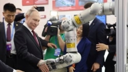 Владимир Путин в ходе визита в Китай посещает выставку технических разработок Харбинского технологического института, 2024 год