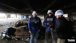 Архіўнае фота. Назіральнікі АБСЭ ў Данецкім аэрапорце ў кастрычніку 2015 году.