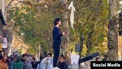ویدا موحد، معروف به نخستین دختر خیابان انقلاب، ششم دی ۹۶ بر روی سکوی برق در خیابان انقلاب، تقاطع وصال