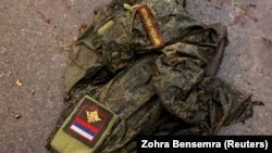 Российская военная форма на дороге в селе Дмитровка под Киевом, 1 апреля 2022 года 