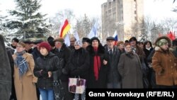 Самым вопиющим примером этого сомнительного таланта последнего времени автор называет отмену итогов выборов в Южной Осетии и последовавшие за этим события, закончившиеся госпитализацией Аллы Джиоевой