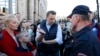 Алексей Навальный спорит с полицией на митинге против сноса