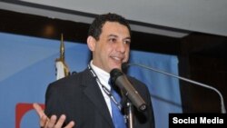 نزار زکا دارای اقامت دائم آمریکا است و به «جاسوسی و همکاری با دولت متخاصم» متهم شده است.
