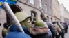 Участники протестов в Киеве покидают здание городской мэрии