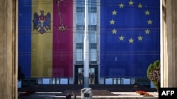 Steaguri uriașe ale Moldovei și UE pe clădirea guvernului din Chișinău, în ajunul alegerilor parlamentare din 28 septembrie 2025.