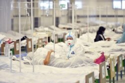 Коронавирус науқастарын емдеп жатқан дәрігер. 29 тамыз 2020 жыл.