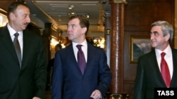 Russia -- President Dmitry Medvedev (C) meets with his Armenian and Azerbaijani counterparts Serzh Sarkisina and Ilham Aliyev in Sochi, 25Jan2010