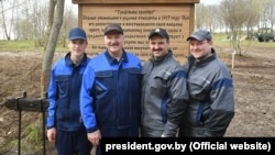 Сямʼя Лукашэнак на суботніку: Мікалай, Аляксандар, Віктар і Дзьмітры Лукашэнкі