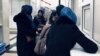 Дружини фігурантів «справи Хізб ут-Тахрір» подають скарги до канцелярії суду. Сімферополь 8 грудня 2017 року