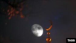 Russia -- The moon is seen behind the crescent of the Yaroslavl Central Mosque, 29Nov2012