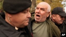 Un bărbat care a scandat „Slava Ucraină”, luat de poliție din mijlocul protestatarilor „Blocului Electoral Patriotic”, la demonstrația ținută de aceștia în fața parlamentului de la Chișinău