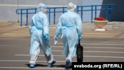 Дактары ў абарончых касьцюмах на вуліцы Менску, 11 чэрвеня 2020