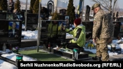 Бучадағы зират басында. Украина, 2025 жылдың ақпан айы.