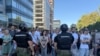 Полицијата ги блокира студентите и граѓаните да се приближат до воената парада „Моќта на единството“ во српскиот главен град – 20 септември 2025 година. 