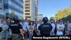 Полицијата ги блокира студентите и граѓаните да се приближат до воената парада „Моќта на единството“ во српскиот главен град – 20 септември 2025 година. 