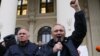 Ілюстрацыйнае фота. Мікола Статкевіч (зьлева) і Ўладзімер Някляеў падчас адной зь менскіх акцыяў пратэсту