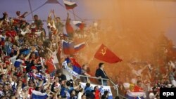 Болельщики российской сборной на матче чемпионата Европы по футболу Россия - Чехия. 8 июня 2012 г