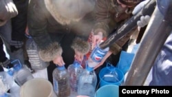 Жители Цхинвали вынуждены носить воду из родников, расположенных далеко от города