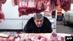По мнению специалистов, до тех пор, пока власти не ужесточат контроль качества ввозимых продуктов на границе и не запретят уличную торговлю, безопасность потребителей обеспечить не удастся